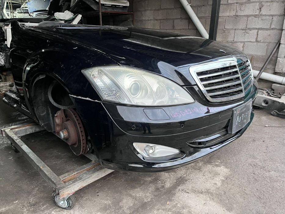 Передняя часть Mercedes W221.