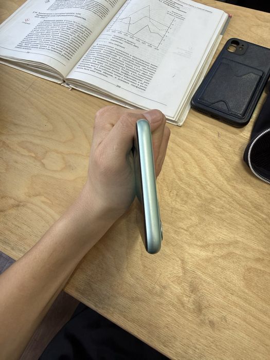 Продам Айфон 11 срочно