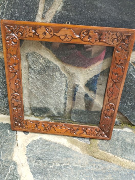 Дървена рамка с дърворезба