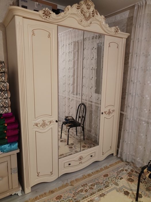 Шкаф сатылады жагдайы жаксы алам деген адам болса келисип берем