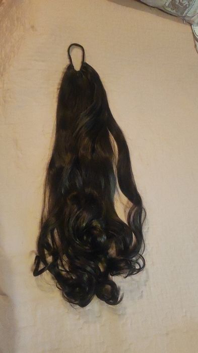 Синтетична къдрава в краищата кестенява опашка