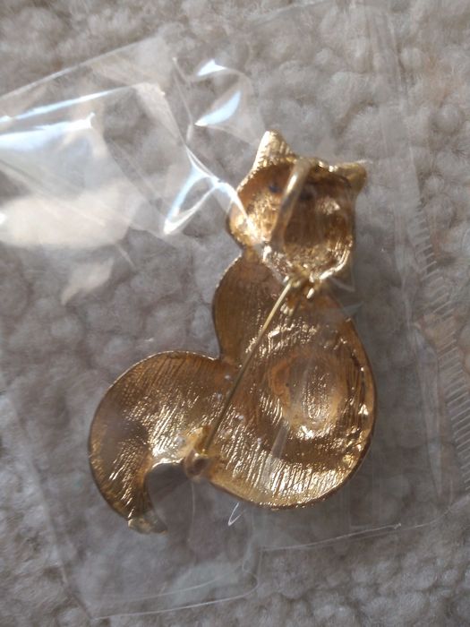 Брошка кафява лисица