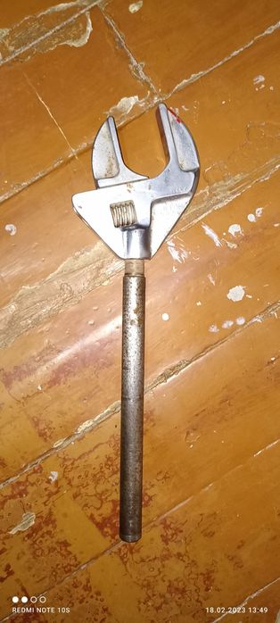 Продам не дорого инструменты ключ и  топор.