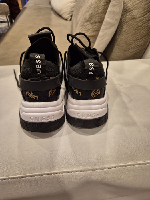 Продават се оригинални обувки GUESS