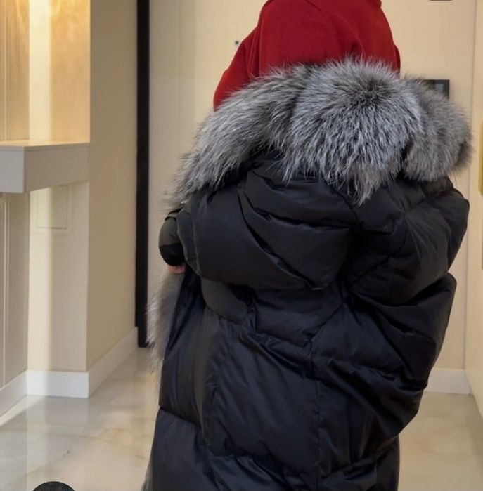 Продаётся зимний пуховик с чернобуркой.