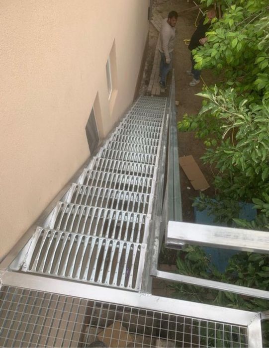 Cofectionam scarii zincate la super pret si trasport gratuit