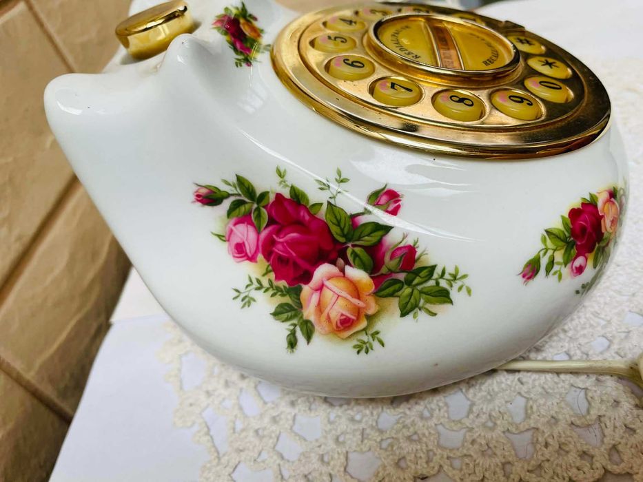 ROYAL ALBERT красив телефон от костен порцелан от Англия