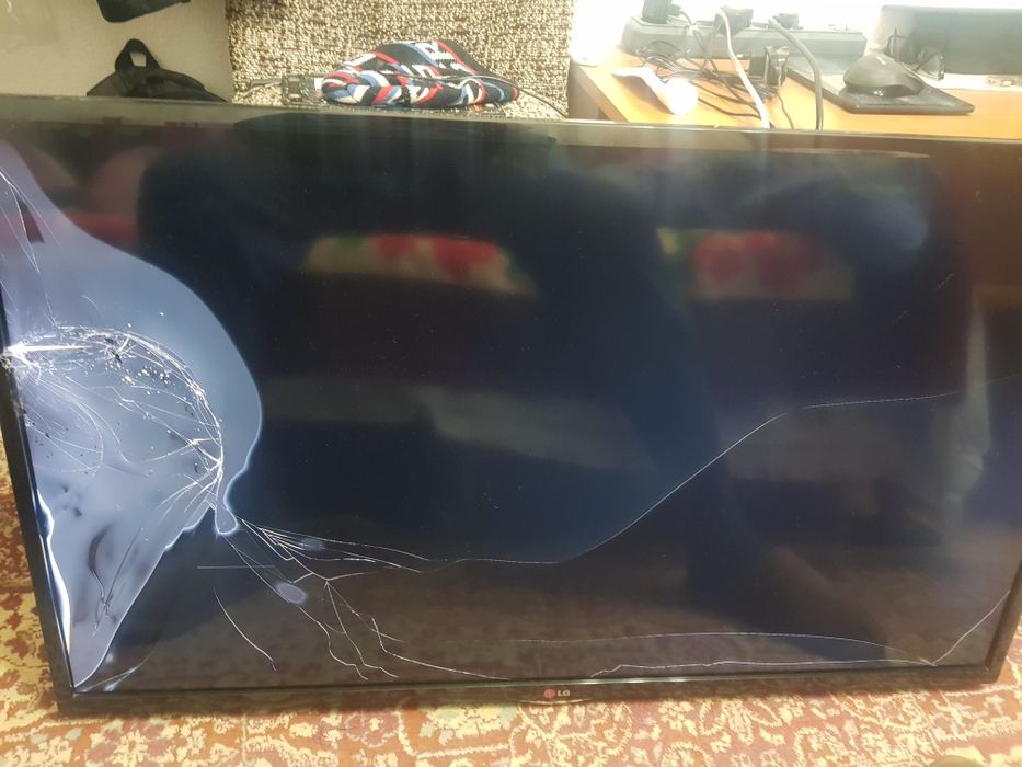 Dezmembrez Lg 107 cm defect