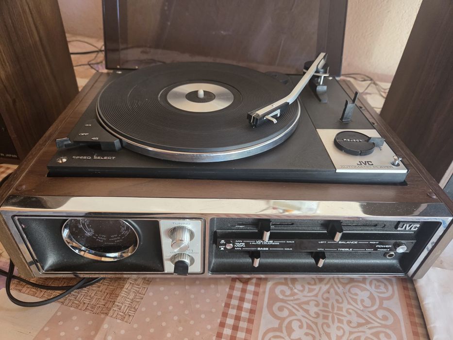 Vând pick-un cu radio JVC