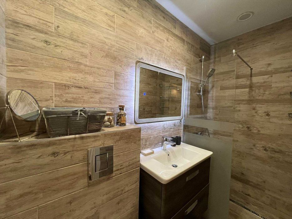 Дава се под наем Тристаен апартамент в Варна, Център - 74 кв.м за 1100 € - Снимка #9