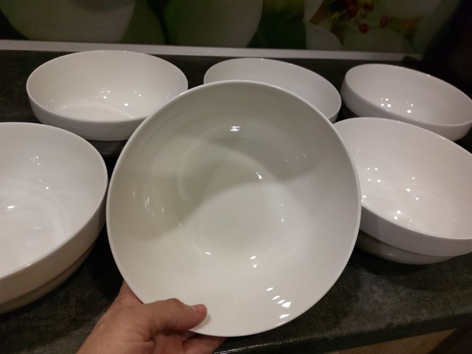 9 евро, за 6 броя големи купи,  по 1, 2 литра вместимост,  с етикет