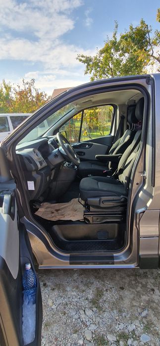 Renault Trafic III 5-6 locuri si marfa AC 2015 rate prin TBI