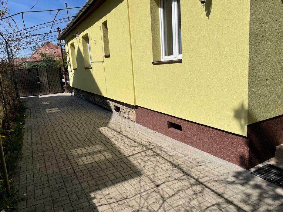 Casa singur in curte