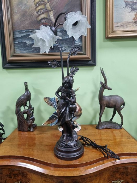 Чудесна антикварна голяма фигурална настолна лампа