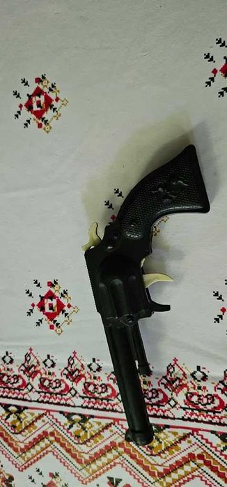pistol vechi din plastic perioada comunista jucarie