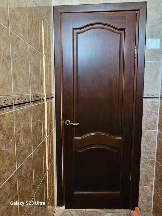 Стол стулья двери