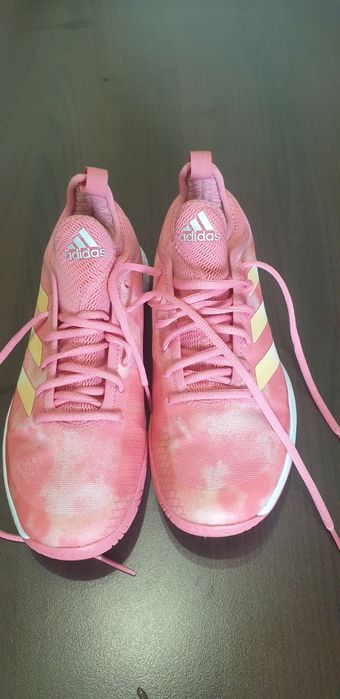 Adidasi Adidas tenis de câmp pentru fete.