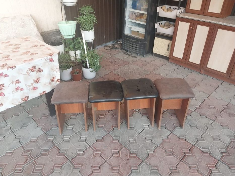 Кухонный стол стульями