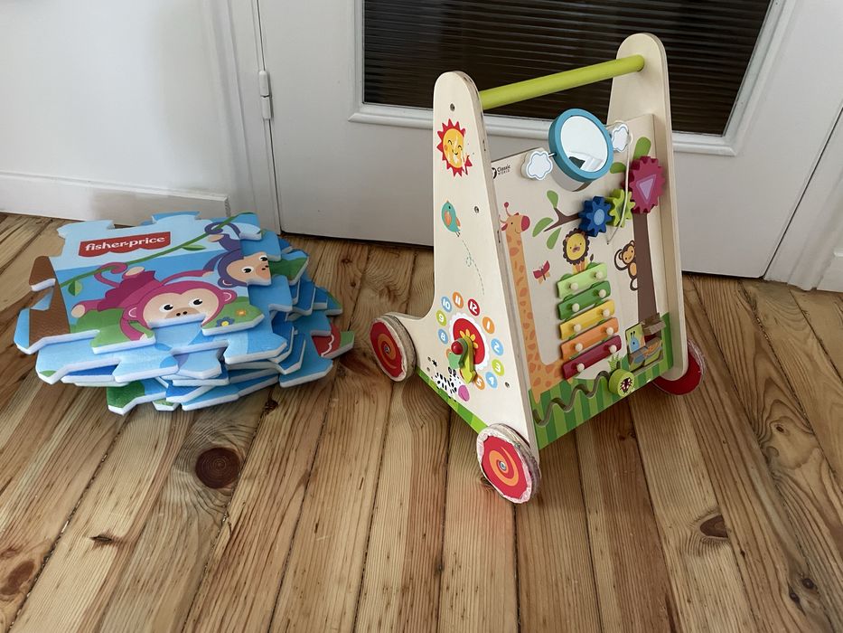 Дървена проходилка уокър на марката Classic World + подарък килимче