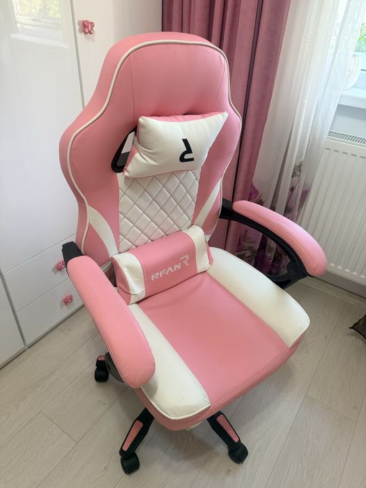Vand scaun de gaming aproape nou