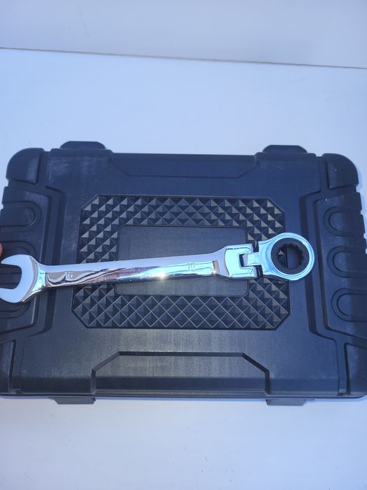 Комплект звездогаечни ключове с тресчотка.