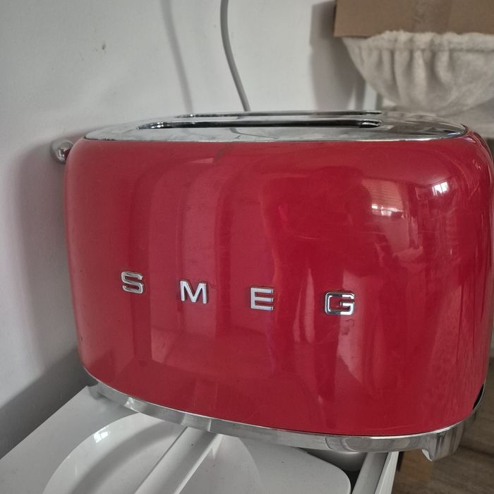 Червен тостер е Smeg 50's Retro Style TSF01RDEU с две гнезда.