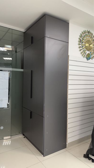 Мебель гардероб для одежды и зеркало, стуля, шкафы, диспенсер, доска