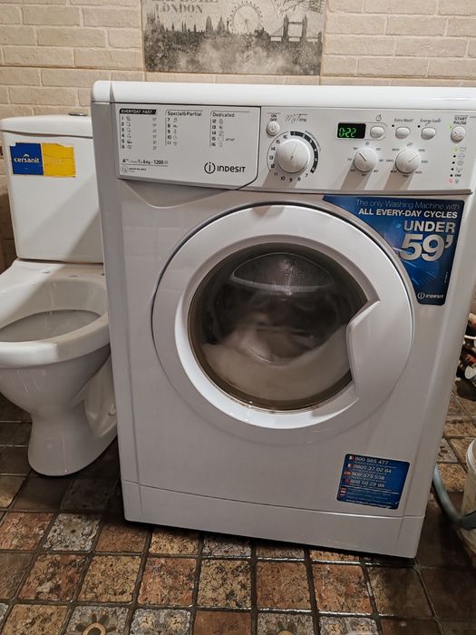Vând mașina spălat rufe slim INDESIT