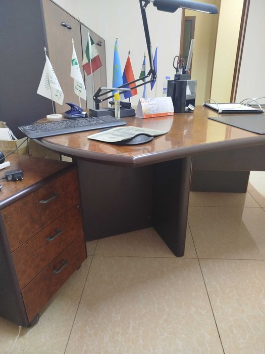 Продается  недорого итальянская офисная мебель .