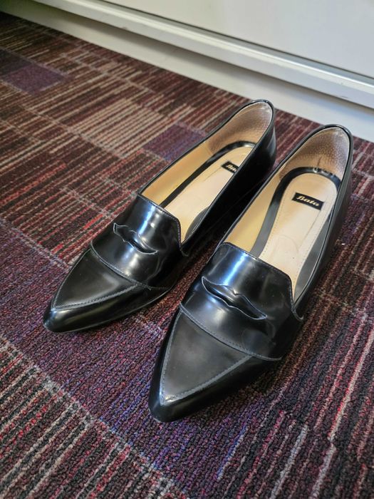 ОБУВКИ на марката BATA. Номер 40. С леки следи от употреба.