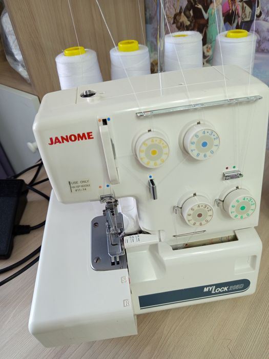 Продам оверлок janome