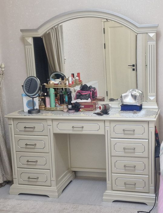 Трюмо сотилади ёнгокдан ранги айвори каймок ранг