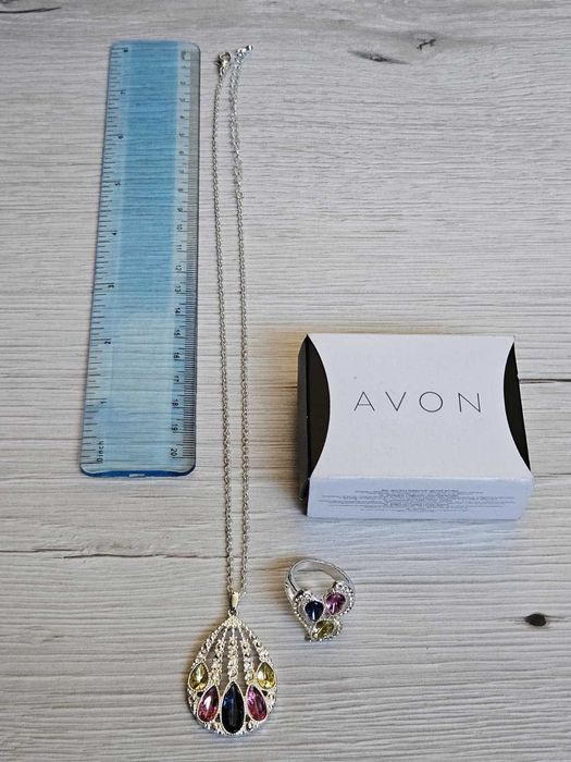 Set cadou AVON: bijuterii + parfum NOI