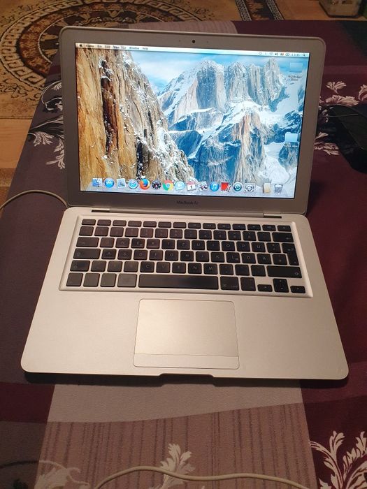 Vînd macbook Air în stare foarte bună de funcționare cu încărcător ori