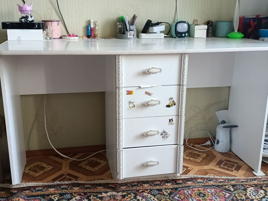 Продам детскую 2-х кровать и стол