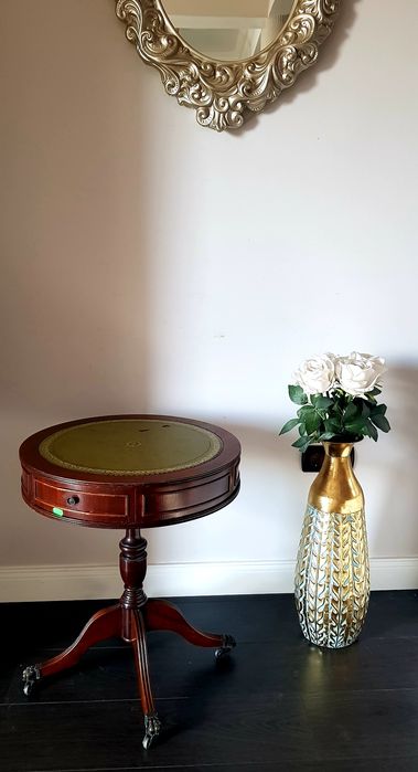 Măsuță veche pentru cafea