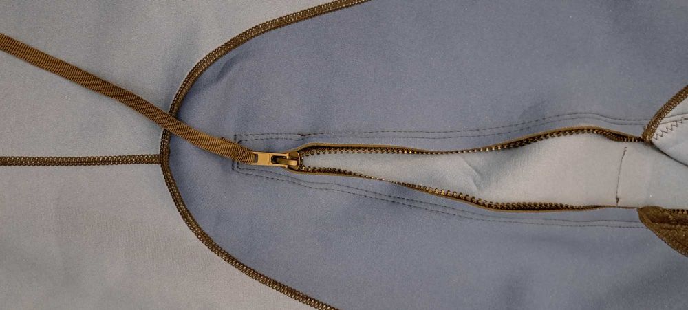 Продавам цял неопренов костюм SWAY