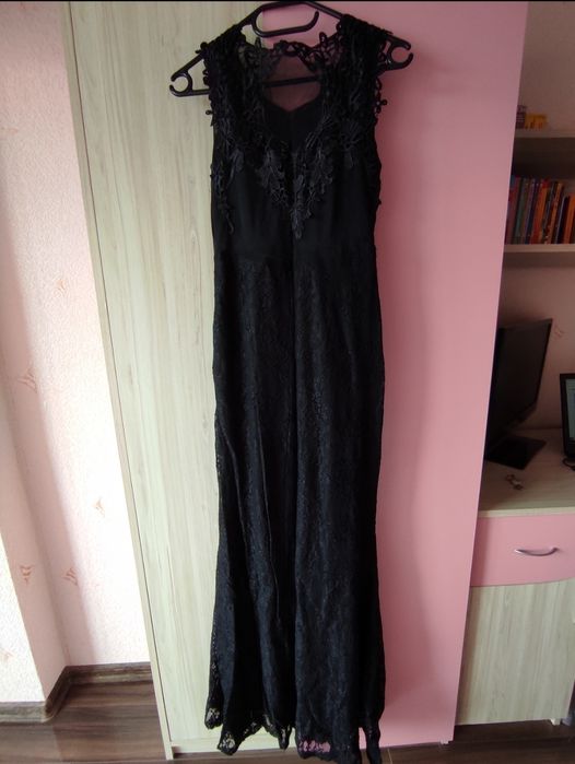 Абитуриентска дълга черна рокля потялото