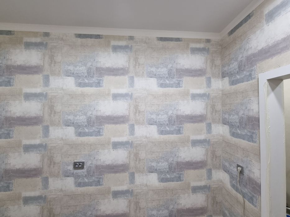 Семейная пара профессионально клеим обои