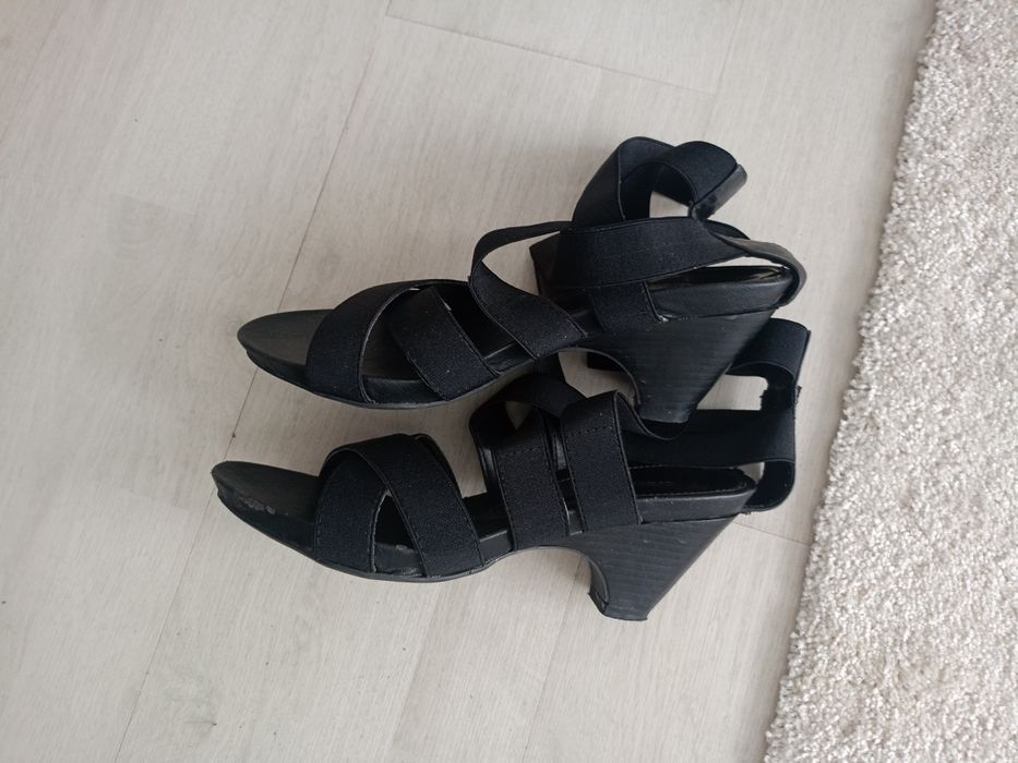 Vând sandale dama,noi,mărimea 39,produs de calitate.