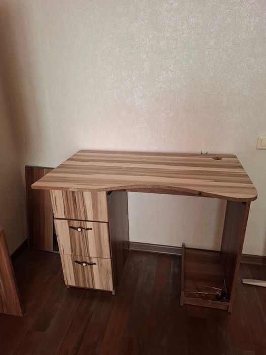 Шкаф и стол в хорошем состоянии