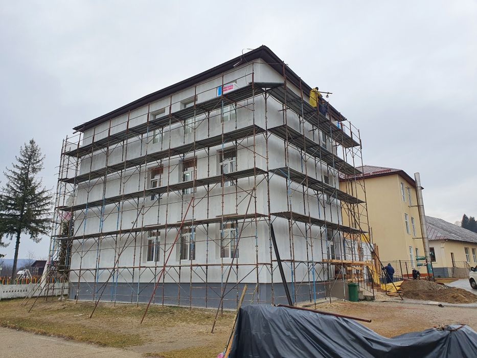 Popi și schele de vanzare și de inchiriat.