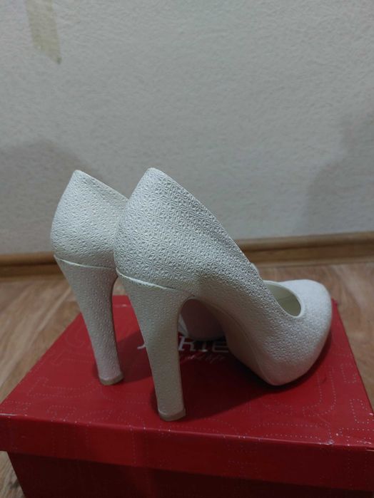 Женские белые туфли