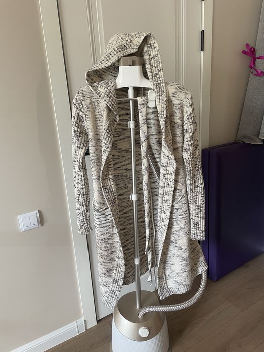 Отдам даром теплую кофту с капюшоном