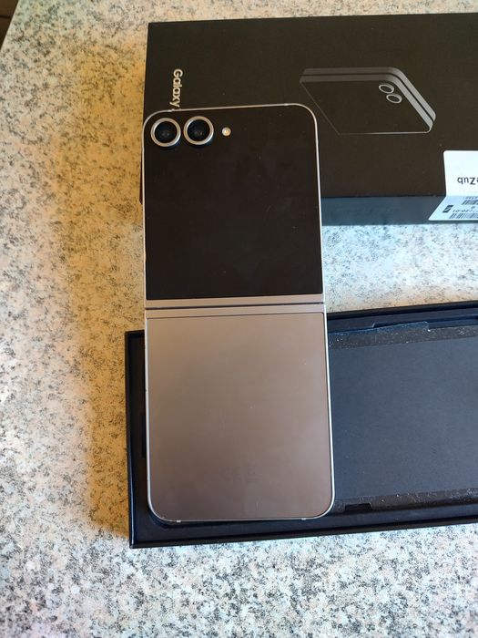Продавам  Samsung Z Flip 6