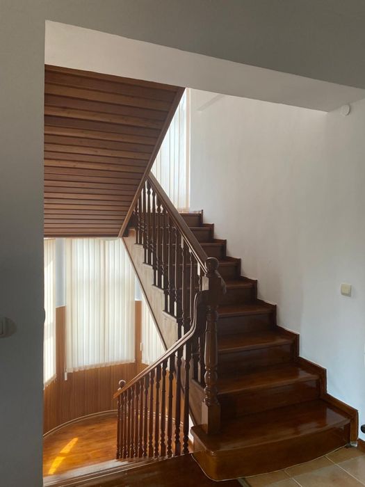 Срочно продам деревянную лестницу в отличном состоянии