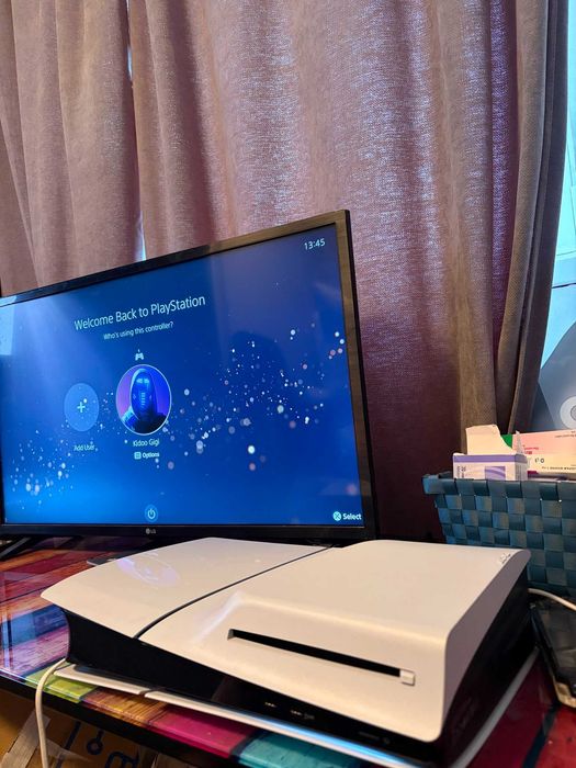 PlayStation 5 cu disc si digital cu garantie inca un an. Maxim 30 de ore de utilizare