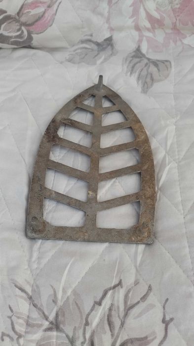 Пчеларския нож, Стара поставка за 
ютия и туристическо шише