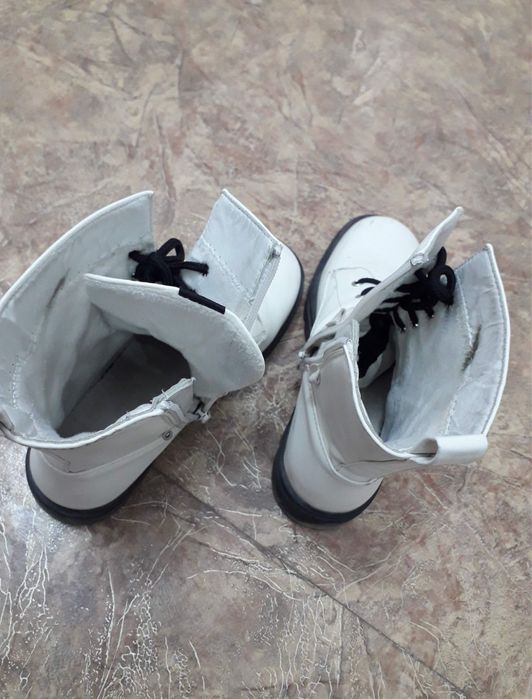Продам белые ботинки для девочек подростков
