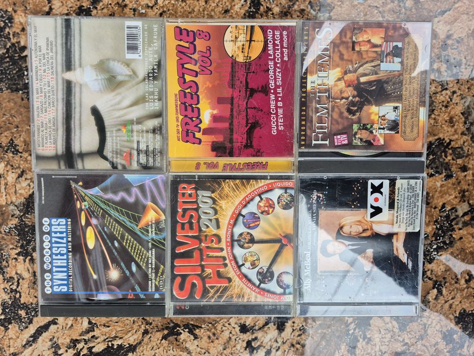 Vând 24 CD muzica usoara mixta straina artisti  internationalii
- Tot